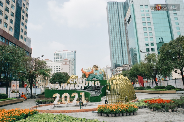 Cận cảnh đường hoa Nguyễn Huệ Tết Tân Sửu 2021 đang gấp rút hoàn thiện, bất ngờ xuất hiện toa tàu Metro - Ảnh 18.