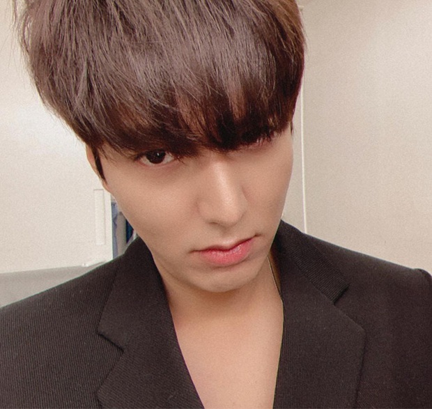 Lee Min Ho thả nhẹ 1 tấm hình chưa chỉnh sửa mà dân tình đã hú hét vì đôi chân dài miên man - Ảnh 2.