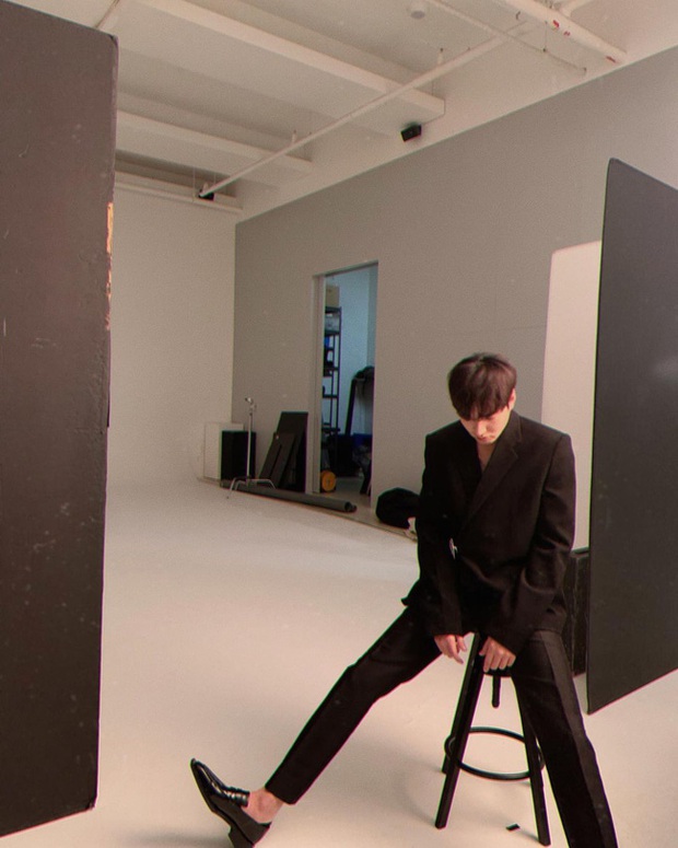 Lee Min Ho thả nhẹ 1 tấm hình chưa chỉnh sửa mà dân tình đã hú hét vì đôi chân dài miên man - Ảnh 3.