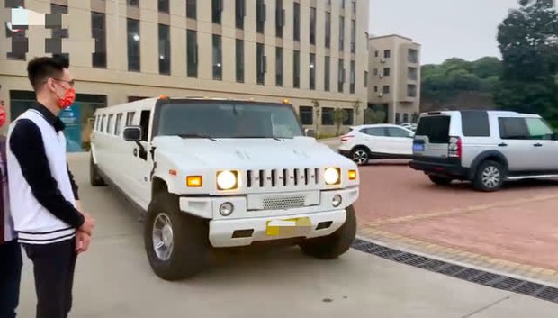 Cuộc sống giàu sang của nam phụ xấu nhất lịch sử phim Châu Tinh Trì: Gia tài bạc tỷ, đi siêu xe thưởng Tết cho nhân viên - Ảnh 7.