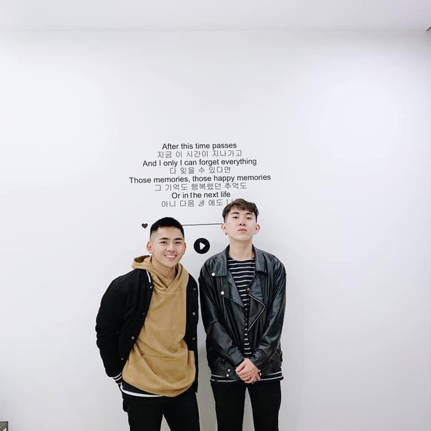 Bức ảnh lột tả sự thực phũ phàng mùa Tết: Con cái về nhà tự chơi với nhau, phụ huynh bận chăm con ruột - Ảnh 2.