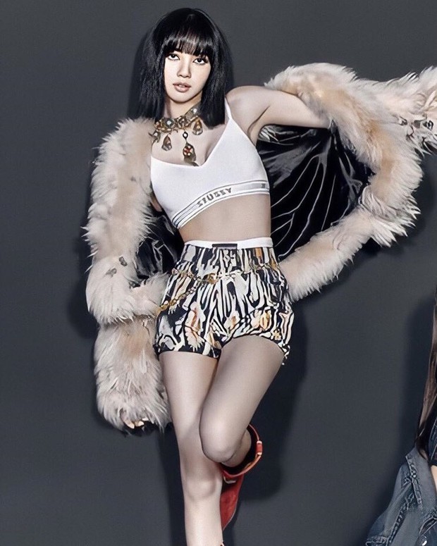 Đụng áo với Rosé, đụng quần với Lisa nhưng Ngọc Trinh vẫn là gắt nhất khi khoe body “khét lẹt” - Ảnh 4. Đụng áo với Rosé, đụng quần với Lisa nhưng Ngọc Trinh vẫn là gắt nhất khi khoe body “khét lẹt” - Ảnh 4.