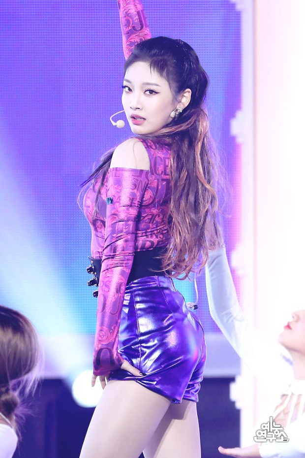 Không chỉ có BLACKPINK, stylist của aespa cũng giỏi “chế” đồ với nhiều pha cắt xẻ thú vị - Ảnh 6.