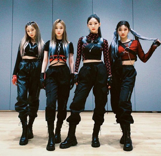 Không chỉ có BLACKPINK, stylist của aespa cũng giỏi “chế” đồ với nhiều pha cắt xẻ thú vị - Ảnh 1.
