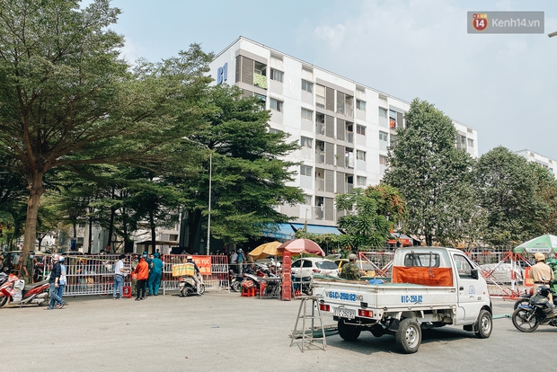 Cận cảnh phong toả chung cư 1.000 dân vì nhân viên sân bay Tân Sơn Nhất dương tính SARS-CoV-2 - Ảnh 1. Cận cảnh phong toả chung cư 1.000 dân vì nhân viên sân bay Tân Sơn Nhất dương tính SARS-CoV-2 - Ảnh 1.