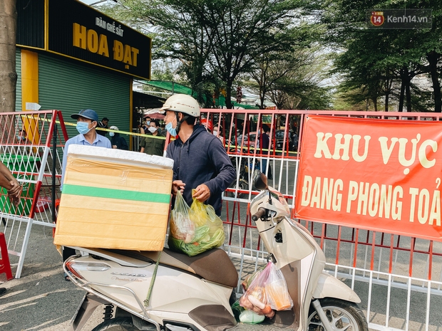 Cận cảnh phong toả chung cư 1.000 dân vì nhân viên sân bay Tân Sơn Nhất dương tính SARS-CoV-2 - Ảnh 6. Cận cảnh phong toả chung cư 1.000 dân vì nhân viên sân bay Tân Sơn Nhất dương tính SARS-CoV-2 - Ảnh 6.