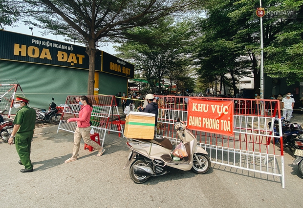 Cận cảnh phong toả chung cư 1.000 dân vì nhân viên sân bay Tân Sơn Nhất dương tính SARS-CoV-2 - Ảnh 5. Cận cảnh phong toả chung cư 1.000 dân vì nhân viên sân bay Tân Sơn Nhất dương tính SARS-CoV-2 - Ảnh 5.