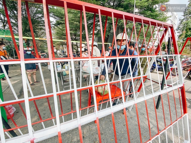 Cận cảnh phong toả chung cư 1.000 dân vì nhân viên sân bay Tân Sơn Nhất dương tính SARS-CoV-2 - Ảnh 7. Cận cảnh phong toả chung cư 1.000 dân vì nhân viên sân bay Tân Sơn Nhất dương tính SARS-CoV-2 - Ảnh 7.