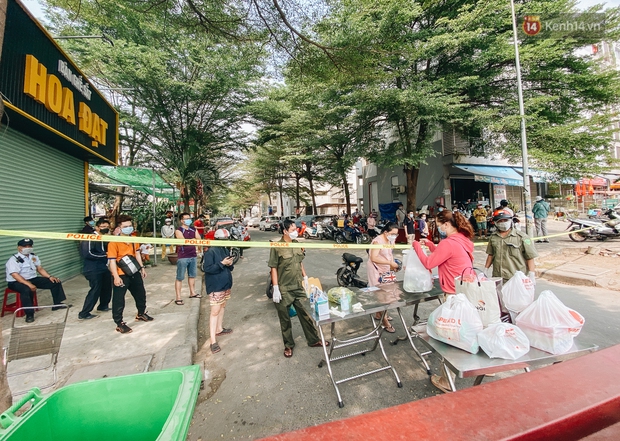 Cận cảnh phong toả chung cư 1.000 dân vì nhân viên sân bay Tân Sơn Nhất dương tính SARS-CoV-2 - Ảnh 9. Cận cảnh phong toả chung cư 1.000 dân vì nhân viên sân bay Tân Sơn Nhất dương tính SARS-CoV-2 - Ảnh 9.