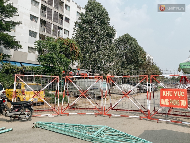 Cận cảnh phong toả chung cư 1.000 dân vì nhân viên sân bay Tân Sơn Nhất dương tính SARS-CoV-2 - Ảnh 3. Cận cảnh phong toả chung cư 1.000 dân vì nhân viên sân bay Tân Sơn Nhất dương tính SARS-CoV-2 - Ảnh 3.