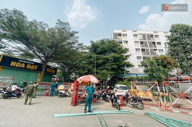 Cận cảnh phong toả chung cư 1.000 dân vì nhân viên sân bay Tân Sơn Nhất dương tính SARS-CoV-2 - Ảnh 2. Cận cảnh phong toả chung cư 1.000 dân vì nhân viên sân bay Tân Sơn Nhất dương tính SARS-CoV-2 - Ảnh 2.