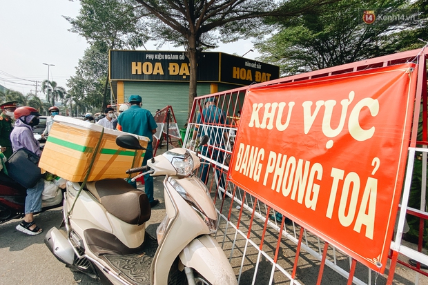 Cận cảnh phong toả chung cư 1.000 dân vì nhân viên sân bay Tân Sơn Nhất dương tính SARS-CoV-2 - Ảnh 8. Cận cảnh phong toả chung cư 1.000 dân vì nhân viên sân bay Tân Sơn Nhất dương tính SARS-CoV-2 - Ảnh 8.
