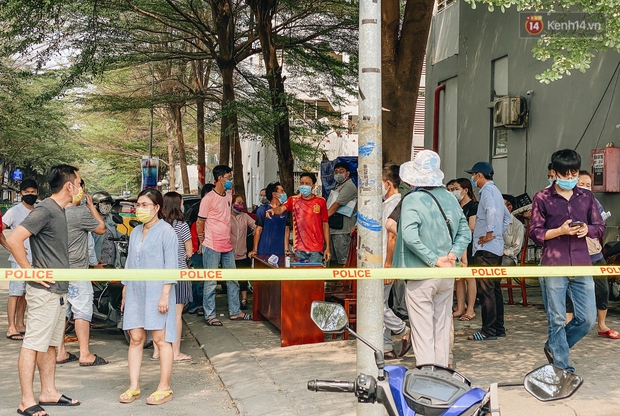 Cận cảnh phong toả chung cư 1.000 dân vì nhân viên sân bay Tân Sơn Nhất dương tính SARS-CoV-2 - Ảnh 12. Cận cảnh phong toả chung cư 1.000 dân vì nhân viên sân bay Tân Sơn Nhất dương tính SARS-CoV-2 - Ảnh 12.