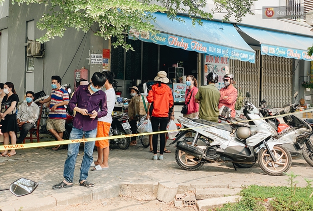 Cận cảnh phong toả chung cư 1.000 dân vì nhân viên sân bay Tân Sơn Nhất dương tính SARS-CoV-2 - Ảnh 11. Cận cảnh phong toả chung cư 1.000 dân vì nhân viên sân bay Tân Sơn Nhất dương tính SARS-CoV-2 - Ảnh 11.