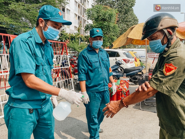 Cận cảnh phong toả chung cư 1.000 dân vì nhân viên sân bay Tân Sơn Nhất dương tính SARS-CoV-2 - Ảnh 13. Cận cảnh phong toả chung cư 1.000 dân vì nhân viên sân bay Tân Sơn Nhất dương tính SARS-CoV-2 - Ảnh 13.