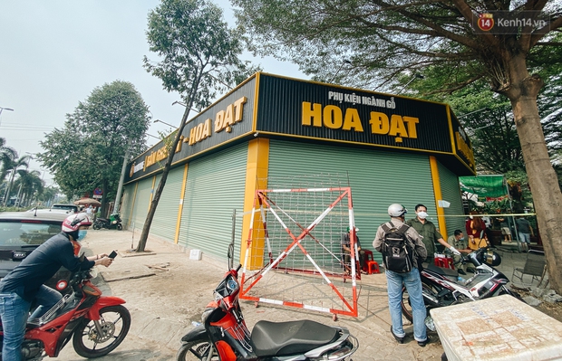 Cận cảnh phong toả chung cư 1.000 dân vì nhân viên sân bay Tân Sơn Nhất dương tính SARS-CoV-2 - Ảnh 14. Cận cảnh phong toả chung cư 1.000 dân vì nhân viên sân bay Tân Sơn Nhất dương tính SARS-CoV-2 - Ảnh 14.