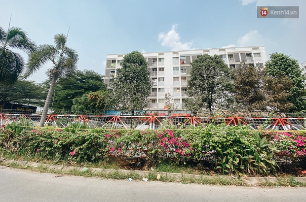 Cận cảnh phong toả chung cư 1.000 dân vì nhân viên sân bay Tân Sơn Nhất dương tính SARS-CoV-2 - Ảnh 4. Cận cảnh phong toả chung cư 1.000 dân vì nhân viên sân bay Tân Sơn Nhất dương tính SARS-CoV-2 - Ảnh 4.