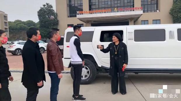 Cuộc sống giàu sang của nam phụ xấu nhất lịch sử phim Châu Tinh Trì: Gia tài bạc tỷ, đi siêu xe thưởng Tết cho nhân viên - Ảnh 8.