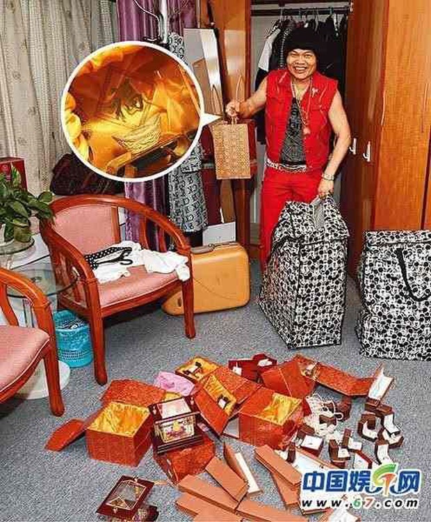 Cuộc sống giàu sang của nam phụ xấu nhất lịch sử phim Châu Tinh Trì: Gia tài bạc tỷ, đi siêu xe thưởng Tết cho nhân viên - Ảnh 6. Cuộc sống giàu sang của nam phụ xấu nhất lịch sử phim Châu Tinh Trì: Gia tài bạc tỷ, đi siêu xe thưởng Tết cho nhân viên - Ảnh 6.