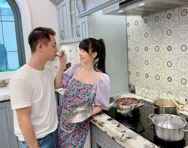 Vợ chồng Đăng Khôi - Thuỷ Anh trang hoàng căn biệt thự 2 triệu đô sẵn sàng đón Tết - Ảnh 8.