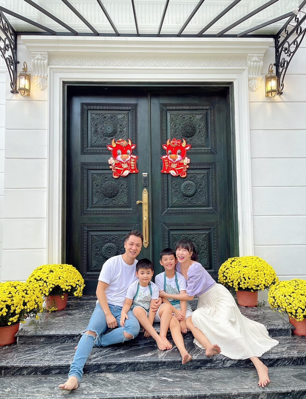 Vợ chồng Đăng Khôi - Thuỷ Anh trang hoàng căn biệt thự 2 triệu đô sẵn sàng đón Tết - Ảnh 1.