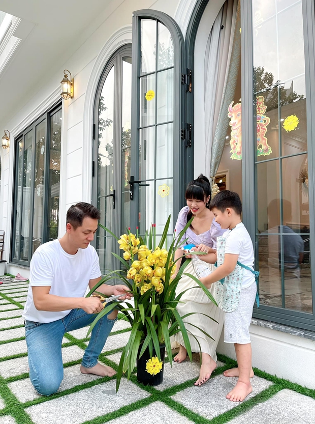Vợ chồng Đăng Khôi - Thuỷ Anh trang hoàng căn biệt thự 2 triệu đô sẵn sàng đón Tết - Ảnh 3.