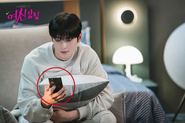 Netizen soi ra Cha Eun Woo sử dụng iPhone 12 cùng chiếc ốp hơn 1 triệu đồng mà trong phim thì lại luôn dùng mẫu flagship mới của nhà Samsung - Ảnh 2.