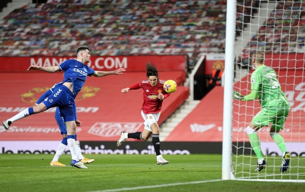 Dẫn trước 2-0 nhưng để gỡ hòa 3-3 ở phút 90+5, MU tự bắn vào chân mình trong cuộc đua vô địch - Ảnh 3. Dẫn trước 2-0 nhưng để gỡ hòa 3-3 ở phút 90+5, MU tự bắn vào chân mình trong cuộc đua vô địch - Ảnh 3.