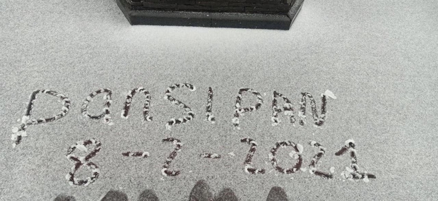 HOT: Tuyết đang rơi lớn tại Sa Pa, đỉnh Fansipan ngập trong màu trắng - Ảnh 1.