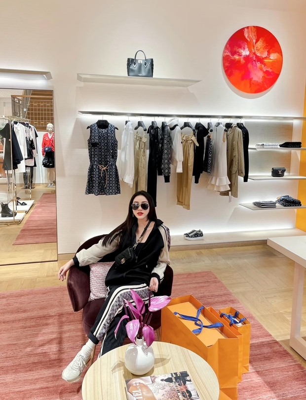 Cách Bảo Thy chill bên trong biệt thự hào môn: Chán du lịch chanh sả thì về trồng rau, diện dép lê gần 16 triệu thăm vườn - Ảnh 6. Cách Bảo Thy chill bên trong biệt thự hào môn: Chán du lịch chanh sả thì về trồng rau, diện dép lê gần 16 triệu thăm vườn - Ảnh 6.