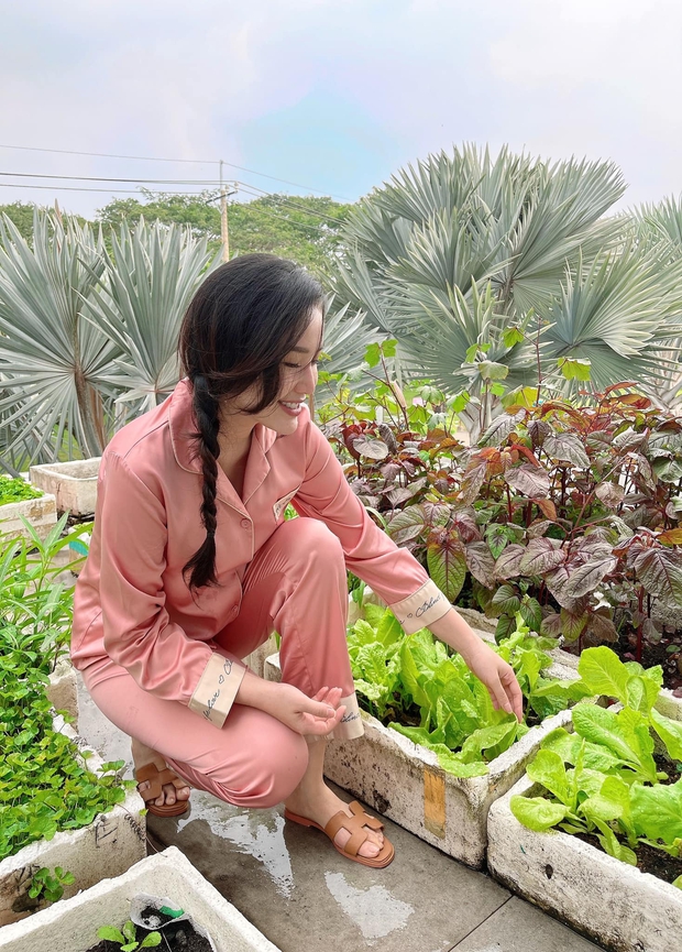 Cách Bảo Thy chill bên trong biệt thự hào môn: Chán du lịch chanh sả thì về trồng rau, diện dép lê gần 16 triệu thăm vườn - Ảnh 4. Cách Bảo Thy chill bên trong biệt thự hào môn: Chán du lịch chanh sả thì về trồng rau, diện dép lê gần 16 triệu thăm vườn - Ảnh 4.
