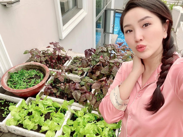 Cách Bảo Thy chill bên trong biệt thự hào môn: Chán du lịch chanh sả thì về trồng rau, diện dép lê gần 16 triệu thăm vườn - Ảnh 3. Cách Bảo Thy chill bên trong biệt thự hào môn: Chán du lịch chanh sả thì về trồng rau, diện dép lê gần 16 triệu thăm vườn - Ảnh 3.