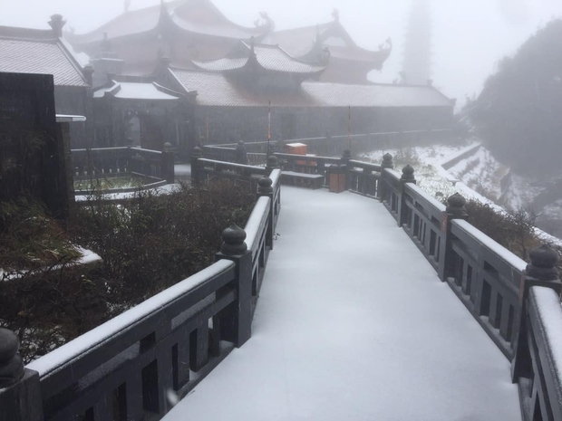 HOT: Tuyết đang rơi lớn tại Sa Pa, đỉnh Fansipan ngập trong màu trắng - Ảnh 2.