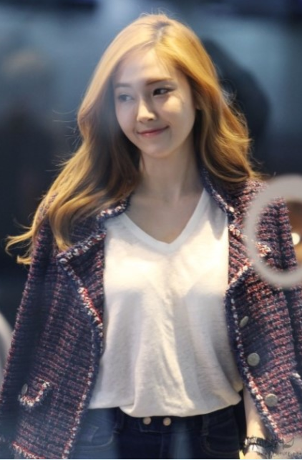 Tìm cả Kbiz, đố ai qua được thời trang sân bay của Jessica: Gần chục năm nhìn lại vẫn trendy như mới hôm qua - Ảnh 2. Tìm cả Kbiz, đố ai qua được thời trang sân bay của Jessica: Gần chục năm nhìn lại vẫn trendy như mới hôm qua - Ảnh 2.