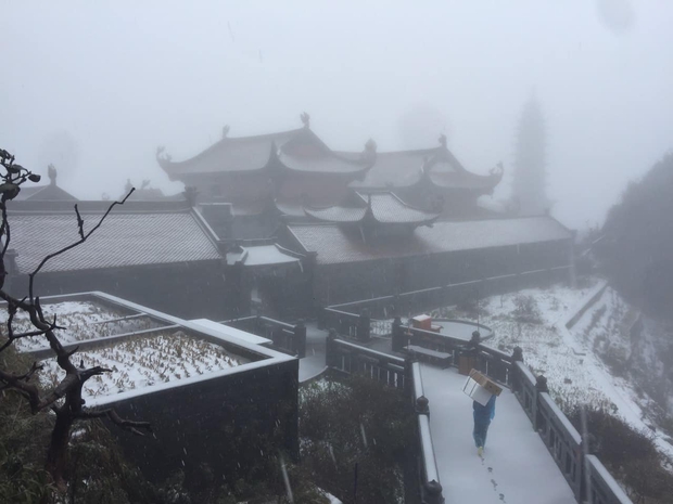 HOT: Tuyết đang rơi lớn tại Sa Pa, đỉnh Fansipan ngập trong màu trắng - Ảnh 3.