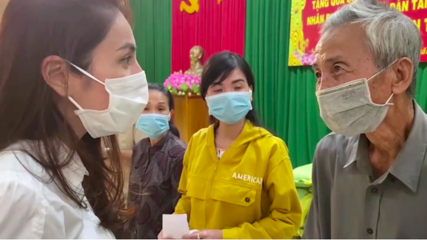 Hành trình lan toả yêu thương: Thuỷ Tiên - Công Vinh trao quà và tiền mặt cho hơn 3000 bà con hoàn cảnh khó khăn tại miền Tây dịp cận Tết - Ảnh 6. Hành trình lan toả yêu thương: Thuỷ Tiên - Công Vinh trao quà và tiền mặt cho hơn 3000 bà con hoàn cảnh khó khăn tại miền Tây dịp cận Tết - Ảnh 6.