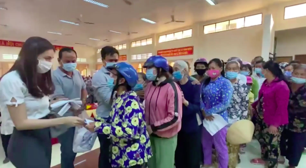 Hành trình lan toả yêu thương: Thuỷ Tiên - Công Vinh trao quà và tiền mặt cho hơn 3000 bà con hoàn cảnh khó khăn tại miền Tây dịp cận Tết - Ảnh 4. Hành trình lan toả yêu thương: Thuỷ Tiên - Công Vinh trao quà và tiền mặt cho hơn 3000 bà con hoàn cảnh khó khăn tại miền Tây dịp cận Tết - Ảnh 4.