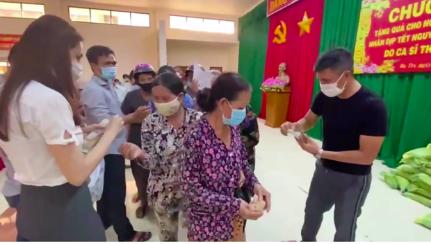 Hành trình lan toả yêu thương: Thuỷ Tiên - Công Vinh trao quà và tiền mặt cho hơn 3000 bà con hoàn cảnh khó khăn tại miền Tây dịp cận Tết - Ảnh 3. Hành trình lan toả yêu thương: Thuỷ Tiên - Công Vinh trao quà và tiền mặt cho hơn 3000 bà con hoàn cảnh khó khăn tại miền Tây dịp cận Tết - Ảnh 3.