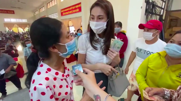 Hành trình lan toả yêu thương: Thuỷ Tiên - Công Vinh trao quà và tiền mặt cho hơn 3000 bà con hoàn cảnh khó khăn tại miền Tây dịp cận Tết - Ảnh 5. Hành trình lan toả yêu thương: Thuỷ Tiên - Công Vinh trao quà và tiền mặt cho hơn 3000 bà con hoàn cảnh khó khăn tại miền Tây dịp cận Tết - Ảnh 5.