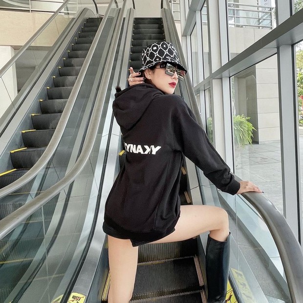 Instagram look của sao Việt ngày cận Tết: Kỳ Duyên lên đồ “chất chơi”, Xoài Non diện váy xẻ cao hiểm hóc - Ảnh 9.