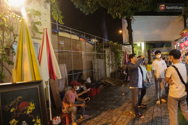 Phố ông Đồ ở Sài Gòn chính thức dừng hoạt động vì dịch Covid-19, khẩn trương tháo dỡ dọn dẹp ngay trong đêm - Ảnh 6. Phố ông Đồ ở Sài Gòn chính thức dừng hoạt động vì dịch Covid-19, khẩn trương tháo dỡ dọn dẹp ngay trong đêm - Ảnh 6.
