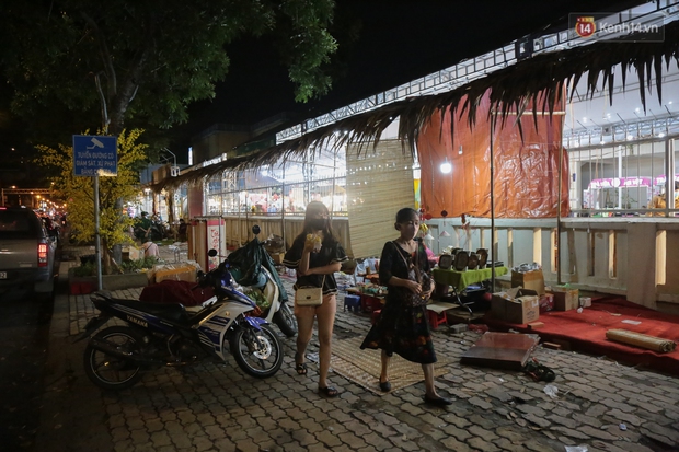 Phố ông Đồ ở Sài Gòn chính thức dừng hoạt động vì dịch Covid-19, khẩn trương tháo dỡ dọn dẹp ngay trong đêm - Ảnh 10. Phố ông Đồ ở Sài Gòn chính thức dừng hoạt động vì dịch Covid-19, khẩn trương tháo dỡ dọn dẹp ngay trong đêm - Ảnh 10.