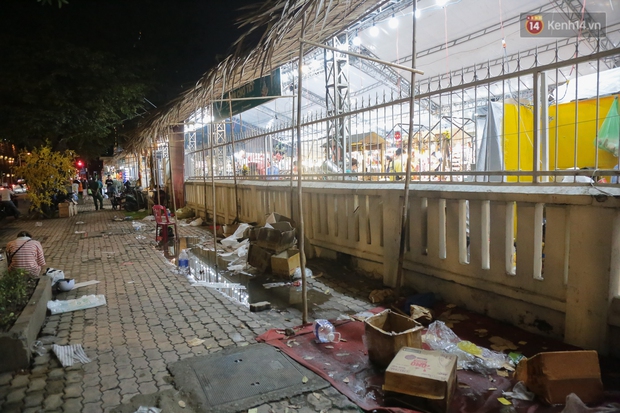 Phố ông Đồ ở Sài Gòn chính thức dừng hoạt động vì dịch Covid-19, khẩn trương tháo dỡ dọn dẹp ngay trong đêm - Ảnh 11. Phố ông Đồ ở Sài Gòn chính thức dừng hoạt động vì dịch Covid-19, khẩn trương tháo dỡ dọn dẹp ngay trong đêm - Ảnh 11.