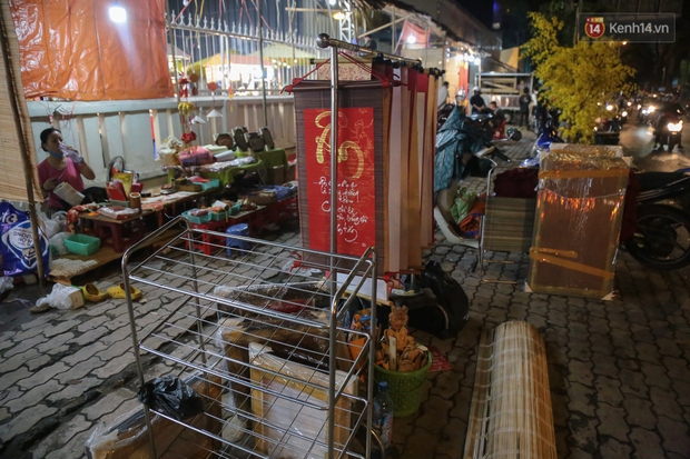 Phố ông Đồ ở Sài Gòn chính thức dừng hoạt động vì dịch Covid-19, khẩn trương tháo dỡ dọn dẹp ngay trong đêm - Ảnh 12. Phố ông Đồ ở Sài Gòn chính thức dừng hoạt động vì dịch Covid-19, khẩn trương tháo dỡ dọn dẹp ngay trong đêm - Ảnh 12.