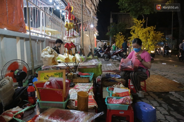 Phố ông Đồ ở Sài Gòn chính thức dừng hoạt động vì dịch Covid-19, khẩn trương tháo dỡ dọn dẹp ngay trong đêm - Ảnh 13. Phố ông Đồ ở Sài Gòn chính thức dừng hoạt động vì dịch Covid-19, khẩn trương tháo dỡ dọn dẹp ngay trong đêm - Ảnh 13.