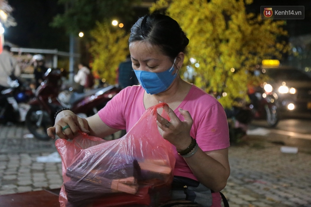 Phố ông Đồ ở Sài Gòn chính thức dừng hoạt động vì dịch Covid-19, khẩn trương tháo dỡ dọn dẹp ngay trong đêm - Ảnh 14. Phố ông Đồ ở Sài Gòn chính thức dừng hoạt động vì dịch Covid-19, khẩn trương tháo dỡ dọn dẹp ngay trong đêm - Ảnh 14.