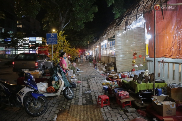 Phố ông Đồ ở Sài Gòn chính thức dừng hoạt động vì dịch Covid-19, khẩn trương tháo dỡ dọn dẹp ngay trong đêm - Ảnh 4. Phố ông Đồ ở Sài Gòn chính thức dừng hoạt động vì dịch Covid-19, khẩn trương tháo dỡ dọn dẹp ngay trong đêm - Ảnh 4.
