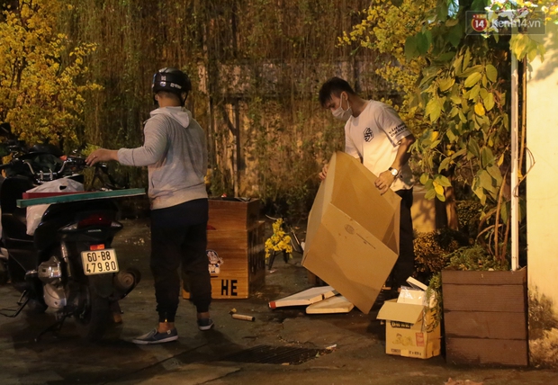 Phố ông Đồ ở Sài Gòn chính thức dừng hoạt động vì dịch Covid-19, khẩn trương tháo dỡ dọn dẹp ngay trong đêm - Ảnh 2. Phố ông Đồ ở Sài Gòn chính thức dừng hoạt động vì dịch Covid-19, khẩn trương tháo dỡ dọn dẹp ngay trong đêm - Ảnh 2.