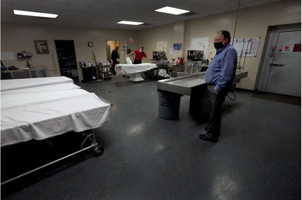 Bi kịch của đại dịch: Những con người chọn chết ở nhà, thay vì bơ vơ chốn xa lạ - Ảnh 3.