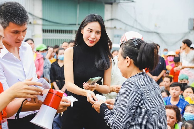 Hành trình lan toả yêu thương: Thuỷ Tiên - Công Vinh trao quà và tiền mặt cho hơn 3000 bà con hoàn cảnh khó khăn tại miền Tây dịp cận Tết - Ảnh 7. Hành trình lan toả yêu thương: Thuỷ Tiên - Công Vinh trao quà và tiền mặt cho hơn 3000 bà con hoàn cảnh khó khăn tại miền Tây dịp cận Tết - Ảnh 7.